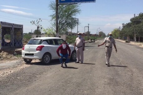 राजस्थान के भीलवाडा में कर्फ्यू लगाकर लोगों की घर-घर जाकर जांच की जा रही है.