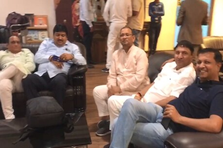 राज्यसभा की 1 सीट बचाने के लिए अब गुजरात के कांग्रेस विधायकों का जयपुर में डेरा राज्यसभा की 1 सीट बचाने के लिए अब गुजरात के कांग्रेस विधायकों का जयपुर में डेरा