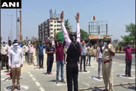 नागपुर में लॉकडाउन का उल्लंघन पड़ा भारी, पुलिस ने लोगों को बीच रोड पर कराया योगा नागपुर में लॉकडाउन का उल्लंघन पड़ा भारी, पुलिस ने लोगों को बीच रोड पर कराया योगा