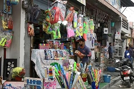होली पर कोरोना वायरस का असर... होली मिलन जैसे कार्यक्रमों को लोग कर रहे ना होली पर कोरोना वायरस का असर... होली मिलन जैसे कार्यक्रमों को लोग कर रहे ना