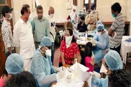 महाराष्ट्र में एक ही परिवार से जुड़े 12 लोग पॉजिटिव पाए गए (प्रतीकात्मक तस्वीर)