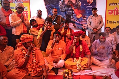 गोमूत्र पीकर बीमार पड़ा एक व्यक्ति, कार्यक्रम का आयोजन करने के लिए BJP कार्यकर्ता गिरफ्तार गोमूत्र पीकर बीमार पड़ा एक व्यक्ति, कार्यक्रम का आयोजन करने के लिए BJP कार्यकर्ता गिरफ्तार
