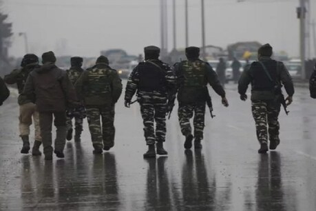 कोरोना वायरस खतरे के खिलाफ जंग में अस्पताल के योद्धाओं को मिला सीआरपीएफ योद्धाओं का साथ कोरोना वायरस खतरे के खिलाफ जंग में अस्पताल के योद्धाओं को मिला सीआरपीएफ योद्धाओं का साथ