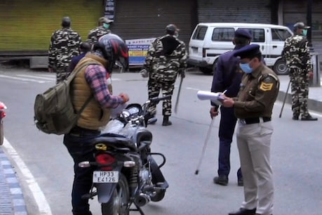 मंडी: SP ने संभाला मोर्चा, निजी वाहनों पर लगाई रोक, पैदल चलने वालों पर भी कार्रवाई मंडी: SP ने संभाला मोर्चा, निजी वाहनों पर लगाई रोक, पैदल चलने वालों पर भी कार्रवाई