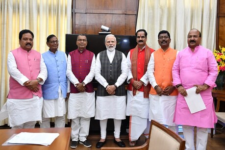 पीएम मोदी से मिला मिथिला क्षेत्र के सांसदों का शिष्टमंडल, इलाके के विकास के लिए की ये 'खास' मांग पीएम मोदी से मिला मिथिला क्षेत्र के सांसदों का शिष्टमंडल, इलाके के विकास के लिए की ये 'खास' मांग