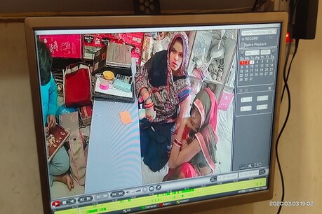 ज्वेलर्स को झांसा देकर सात लाख के गहने उड़ा ले गई महिला चोर, सीसीटीवी में कैद हुई करतूत ज्वेलर्स को झांसा देकर सात लाख के गहने उड़ा ले गई महिला चोर, सीसीटीवी में कैद हुई करतूत