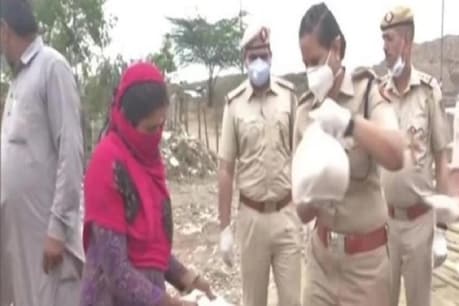 दिल्ली पुलिस ने लॉकडाउन के दौरान खिलाया खाना, मेट्रो कर्मचारी देंगे 1 दिन का वेतन दिल्ली पुलिस ने लॉकडाउन के दौरान खिलाया खाना, मेट्रो कर्मचारी देंगे 1 दिन का वेतन