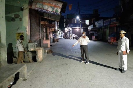रामपुर: समोसे के बाद COVID-19 कंट्रोल रूम में कॉल कर की गई पान की डिमांड, नाली साफ करने की मिली सजा रामपुर: समोसे के बाद COVID-19 कंट्रोल रूम में कॉल कर की गई पान की डिमांड, नाली साफ करने की मिली सजा