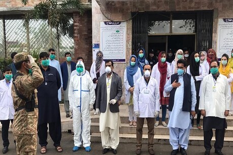 PAK में 20 डॉक्टर संक्रमण का शिकार, 28 क्वारंटाइन, नहीं मिल रहीं सुरक्षात्मक किट PAK में 20 डॉक्टर संक्रमण का शिकार, 28 क्वारंटाइन, नहीं मिल रहीं सुरक्षात्मक किट