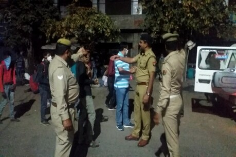 एटा जनपद के बॉर्डर पर पहुंच रहे लोगों की व्यवस्था में जुटा पुलिस-प्रशासन