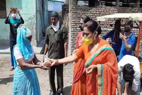 हाथरस Lockdown: किन्नर समाज ने बढ़ाए मदद को हाथ, 2000 गरीब लोगों को खिलाया खाना हाथरस Lockdown: किन्नर समाज ने बढ़ाए मदद को हाथ, 2000 गरीब लोगों को खिलाया खाना