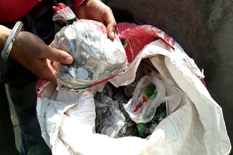 बोरी में सिक्के लेकर 11 हजार का बिजली बिल भरने पहुंचा युवक, विभाग ने लेने से किया मना बोरी में सिक्के लेकर 11 हजार का बिजली बिल भरने पहुंचा युवक, विभाग ने लेने से किया मना
