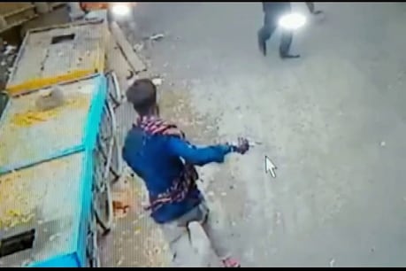 दरभंगा: हाथ में पिस्टल लेकर सड़क पर दौड़ता रहा युवक... फिर हुई फायरिंग और... दरभंगा: हाथ में पिस्टल लेकर सड़क पर दौड़ता रहा युवक... फिर हुई फायरिंग और...