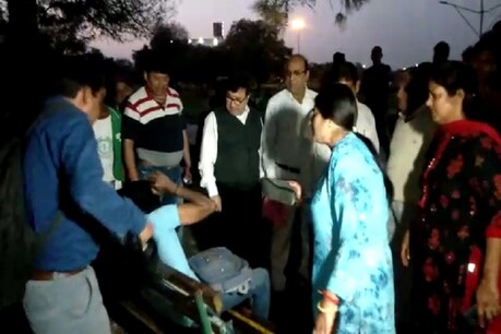 छेड़छाड़ करने पर महिलाओं ने युवक को चप्पलों से पीटा, पुलिस के पहुंचने से पहले भागा छेड़छाड़ करने पर महिलाओं ने युवक को चप्पलों से पीटा, पुलिस के पहुंचने से पहले भागा