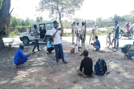 Lockdown: पटना से पैदल कटिहार जा रहे लोगों के लिए फरिश्ता बना थानेदार, सेनेटाइज कर खिलाया खाना Lockdown: पटना से पैदल कटिहार जा रहे लोगों के लिए फरिश्ता बना थानेदार, सेनेटाइज कर खिलाया खाना