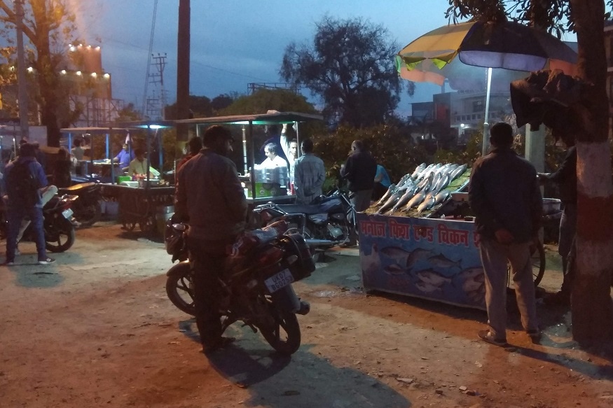 fish sold in dehradun, 6 नंबर पुलिया के पास रिंग रोड पर अवैध रूप से लगी दुकानों में धड़ल्ले से मछली बेची जा रही है.