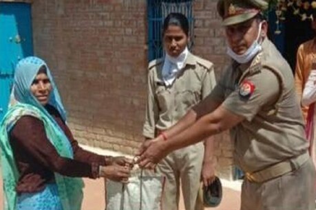हमीरपुर पुलिस ने गुजरात में फंसे एक शख्स के ट्वीट पर उसकी मां तक राशन पहुंचाया.