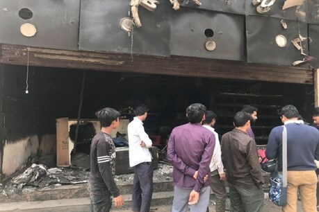Delhi Violence: 7 दिन बाद भी जरूरतमंदों को नहीं मिल पा रही मदद! जानिए पूरा मामला Delhi Violence: 7 दिन बाद भी जरूरतमंदों को नहीं मिल पा रही मदद! जानिए पूरा मामला