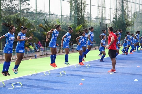 हॉकी खिलाड़ियों को सता रही है घर की याद, ट्रेनिंग के लिए चाहते हैं अनुमति हॉकी खिलाड़ियों को सता रही है घर की याद, ट्रेनिंग के लिए चाहते हैं अनुमति
