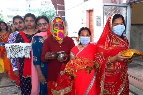 कोटा में महिलाओं ने शीतला माता की पूजा कर मांगी कोरोना वायरस से मुक्ति की दुआ कोटा में महिलाओं ने शीतला माता की पूजा कर मांगी कोरोना वायरस से मुक्ति की दुआ
