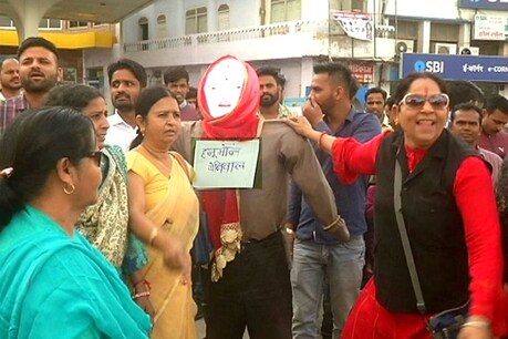 बीकानेर में राहुल और सोनिया गांधी की कोरोना जांच वाले हनुमान बेनीवाल के बयान पर बवाल बीकानेर में राहुल और सोनिया गांधी की कोरोना जांच वाले हनुमान बेनीवाल के बयान पर बवाल