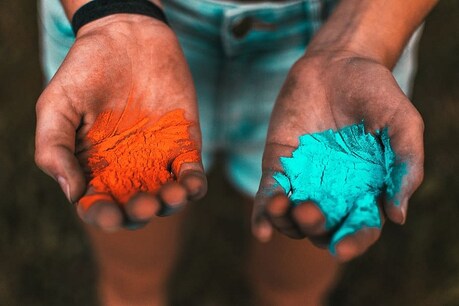 लोग मानते हैं कि होली खेलने से गांव में अनहोनी हो सकती है. (Demo Pic)