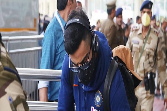 शुक्रवार को लखनऊ एयरपोर्ट पर मास्क के साथ नजर आए इंडियन क्रिकेट टीम के प्लेयर