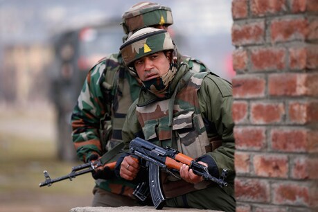 कश्मीर के अवंतीपोरा में एनकाउंटर, सुरक्षाबलों ने एक आतंकी को मार गिराया