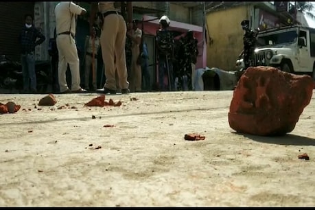 Lockdown: भीड़ जमा कर कैरम खेल रहे युवकों को पुलिस ने रोका तो फेंकने लगे ईंट-पत्थर, होगी कार्रवाई Lockdown: भीड़ जमा कर कैरम खेल रहे युवकों को पुलिस ने रोका तो फेंकने लगे ईंट-पत्थर, होगी कार्रवाई