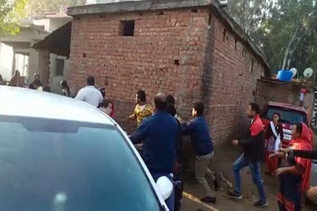 कांगड़ा में नशा तस्कर के घर छापा मारने गई पुलिस टीम पर हमला, मुख्य सरगना गिरफ्तार कांगड़ा में नशा तस्कर के घर छापा मारने गई पुलिस टीम पर हमला, मुख्य सरगना गिरफ्तार