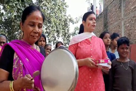 काशी में 'Janata Curfew' से पहले ही महिलाओं ने बजाई थालियां, मनाया निर्भया दिवस काशी में 'Janata Curfew' से पहले ही महिलाओं ने बजाई थालियां, मनाया निर्भया दिवस