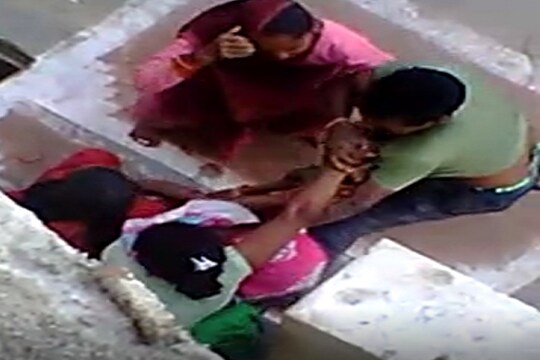 अवैध शराब बेचने का विरोध करने पर बहनों को घर में घुस कर पीटा 