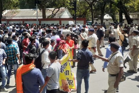 रांची: सीएम आवास की ओर बढ़ रहे प्रदर्शनकारियों पर पुलिस ने चटकाई लाठी रांची: सीएम आवास की ओर बढ़ रहे प्रदर्शनकारियों पर पुलिस ने चटकाई लाठी