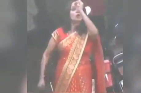 एक महिला अपने आपको मां दुर्गा का रूप बता रही थी और कह रही थी कि वह पूरी दुनिया को कोरोना से बचाने आई है.
