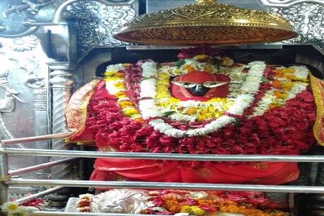 कोरोना से खतरे के मद्देनजर मां विन्ध्यवासिनी मन्दिर का गर्भगृह में भक्तों का प्रवेश किया गया बन्द