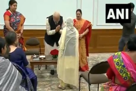 महिला दिवस: एथलीट मन कौर ने PM मोदी को दिया आशीर्वाद, बोलीं- मैं अपने पुत्र से मिलने आई हूं महिला दिवस: एथलीट मन कौर ने PM मोदी को दिया आशीर्वाद, बोलीं- मैं अपने पुत्र से मिलने आई हूं