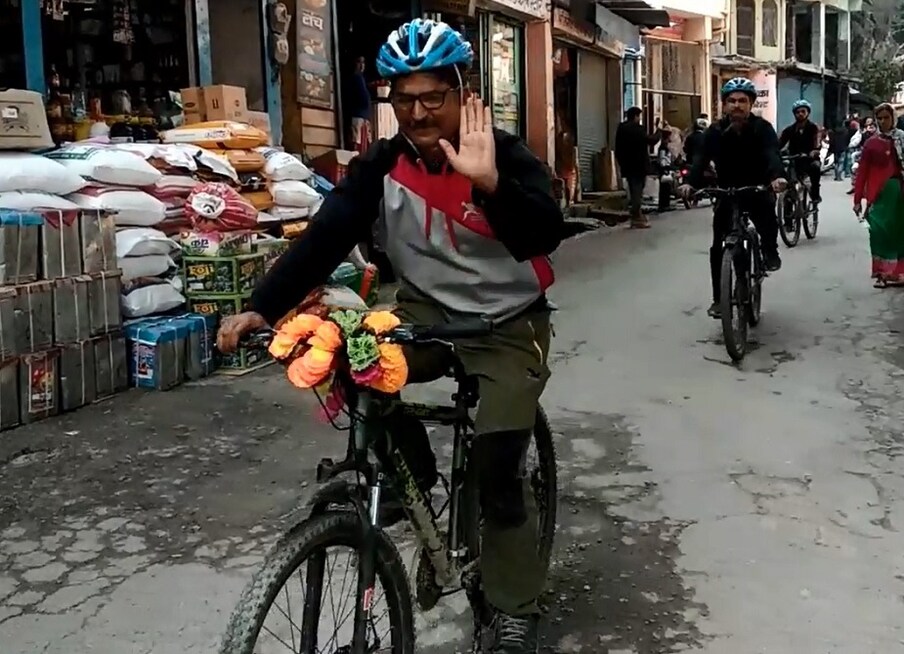  कांग्रेस की मांग गैरसैंण को पूर्णकालिक राजधानी घोषित करने की रही है और केदारनाथ सांसद मनोज रावत इसी मांग को लेकर साइकिल पर जनजागरण यात्रा पर निकले हैं.