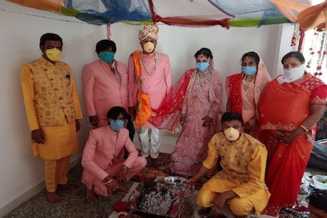 लॉकडाउन के बीच मिनी मुंबई में हुई शादी, दुल्हा-दुल्हन ने मास्क पहन लिए सात फेरे लॉकडाउन के बीच मिनी मुंबई में हुई शादी, दुल्हा-दुल्हन ने मास्क पहन लिए सात फेरे
