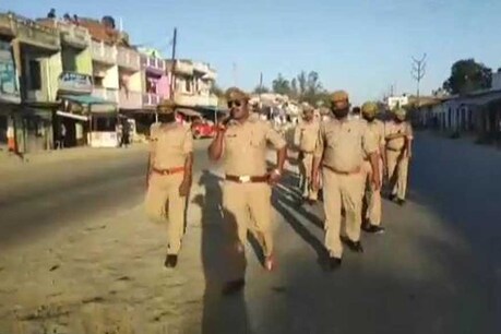 अनोखी पहल: देशभक्ति गीत गाकर मऊ में सख्ती से लॉकडाउन का पालन करा रहा एक दरोगा अनोखी पहल: देशभक्ति गीत गाकर मऊ में सख्ती से लॉकडाउन का पालन करा रहा एक दरोगा