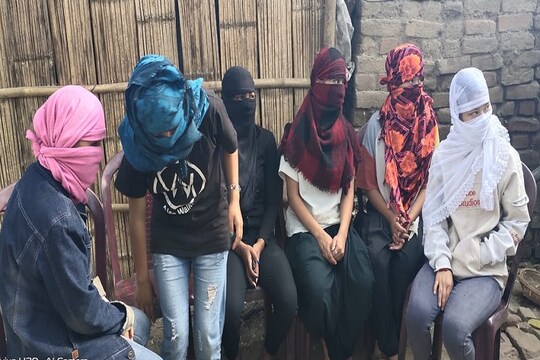 बिहार पुलिस ने 6 नेपाली युवतियों को मुक्त कराया.