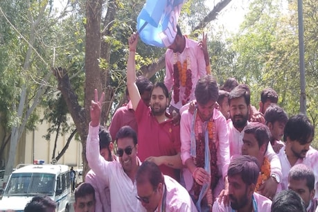 गुजरात यूनिवर्सिटी छात्र संघ चुनाव में कांग्रेस की छात्र इकाई NSUI का बजा डंका गुजरात यूनिवर्सिटी छात्र संघ चुनाव में कांग्रेस की छात्र इकाई NSUI का बजा डंका
