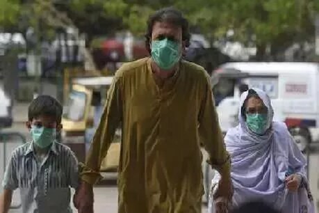 पाकिस्तान इस वक्त कोरोना की चपेट में है और ऐसे में सोशल साइट पर अफवाहें भी उड़ रही हैं.