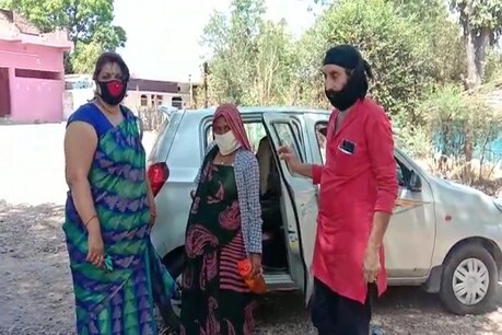 COVID-19: गर्भवती महिला दो छोटे बच्चों और पति संग पैदल पहुंची सागर, पुलिस ने ऐसे की मदद COVID-19: गर्भवती महिला दो छोटे बच्चों और पति संग पैदल पहुंची सागर, पुलिस ने ऐसे की मदद