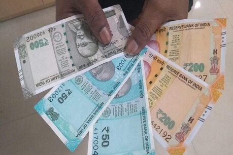 सड़क पर अचानक हुई पैसों की 'बारिश', हवा में उड़ते दिखे ₹200-500 के नोट सड़क पर अचानक हुई पैसों की 'बारिश', हवा में उड़ते दिखे ₹200-500 के नोट