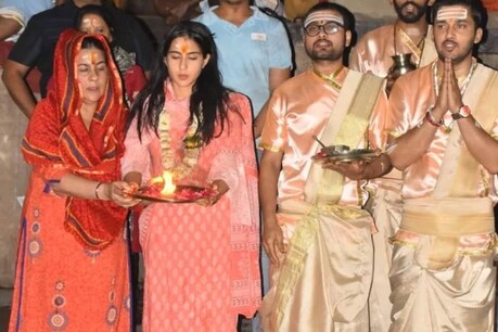 गंगा आरती के दौरान सारा अली खान (Sara Ali Khan) भक्ति में लीन दिखीं. मंत्रोच्चार के बीच वो ताली बजाकर और हाथ जोड़कर मां गंगा की स्तुति करती नजर आईं.