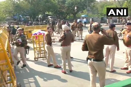 शाहीन बाग में दिल्ली पुलिस ने धारा 144 लगा दिया गया है. साथ ही बड़ी तादाद में जवानों की तैनाती भी की गई है. (फाइल फोटो)