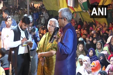 शाहीन बाग पहुंचे संजय हेगड़े और साधना रामचंद्रन, प्रदर्शनकारियों से की मुलाकात शाहीन बाग पहुंचे संजय हेगड़े और साधना रामचंद्रन, प्रदर्शनकारियों से की मुलाकात