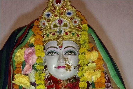 Sheetla Puja 2020: रोग को दूर करती हैं मां शीतला, इस शुभ मुहूर्त में ऐसे करें पूजा Sheetla Puja 2020: रोग को दूर करती हैं मां शीतला, इस शुभ मुहूर्त में ऐसे करें पूजा