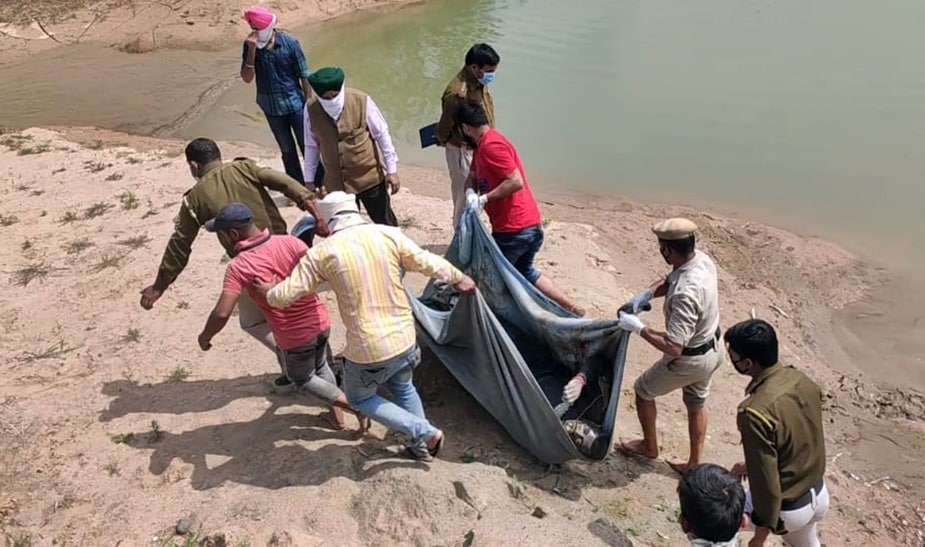 सोलन में लाश को तालाब से निकाली पुलिस.