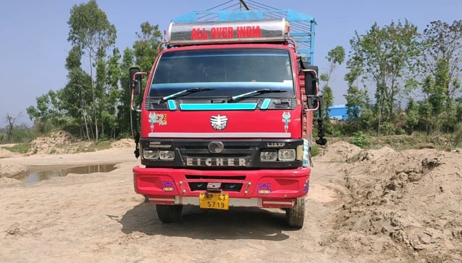 नालागढ़ में खड़ा ट्रक.